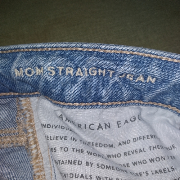 American Eagle Jeans Womens Size 8 Mom Straight Leg Light Wash Distressed - Picture 8 of 11